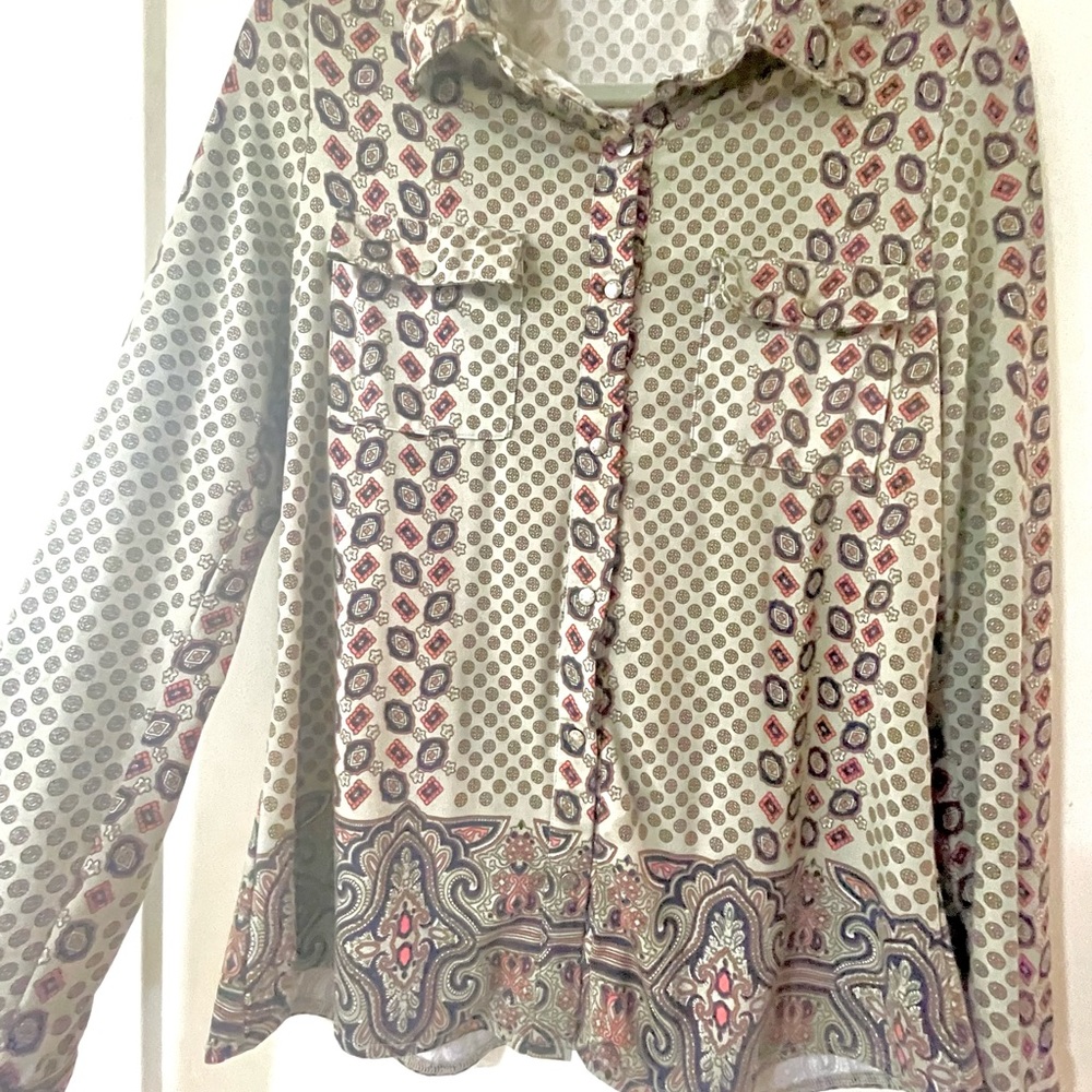 BCBG MAX AZRIA long sleeve paisley Fall/ Winter blouse with metal snaps.